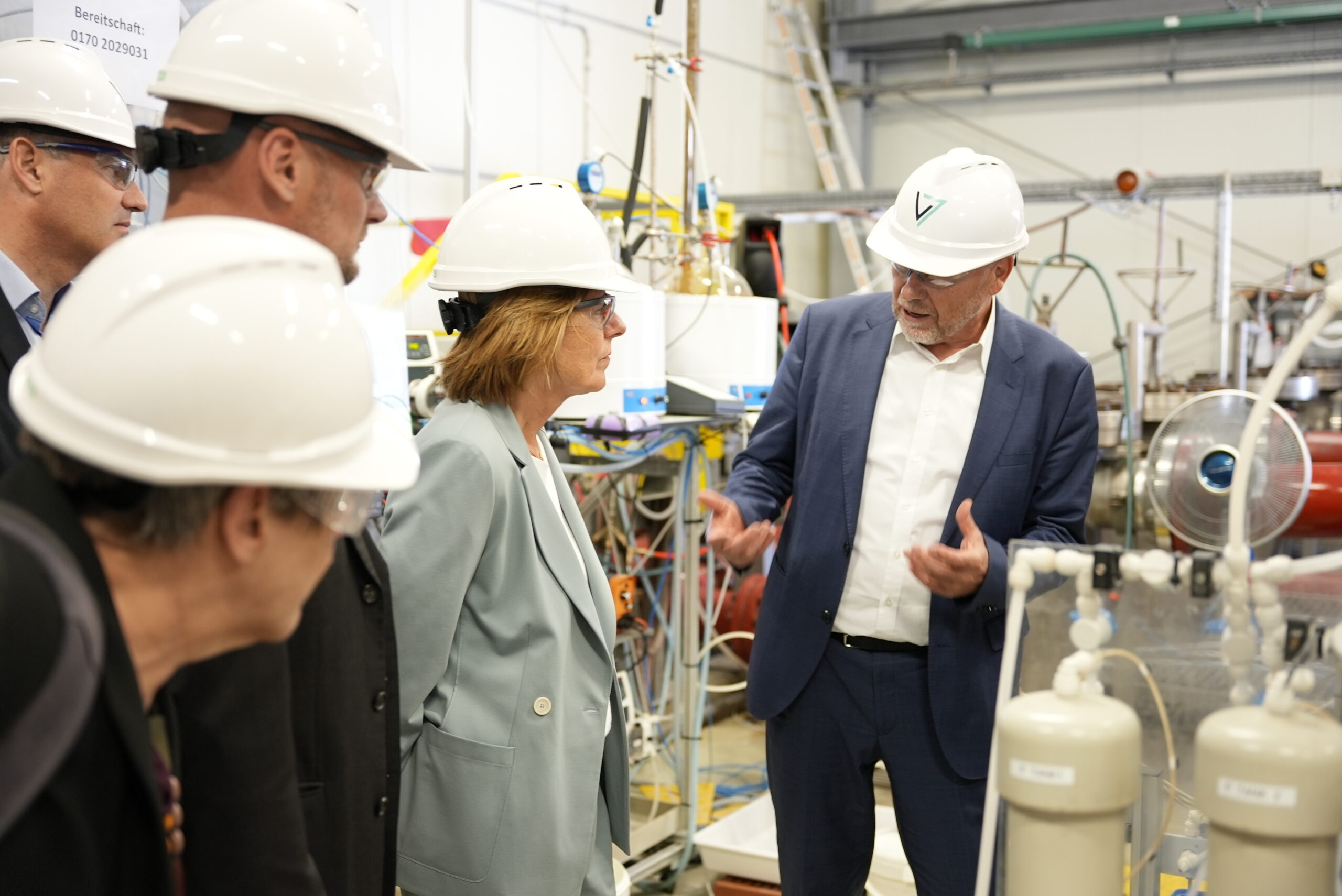 Malu Dreyer visiting the geothermal power plant in Insheim
