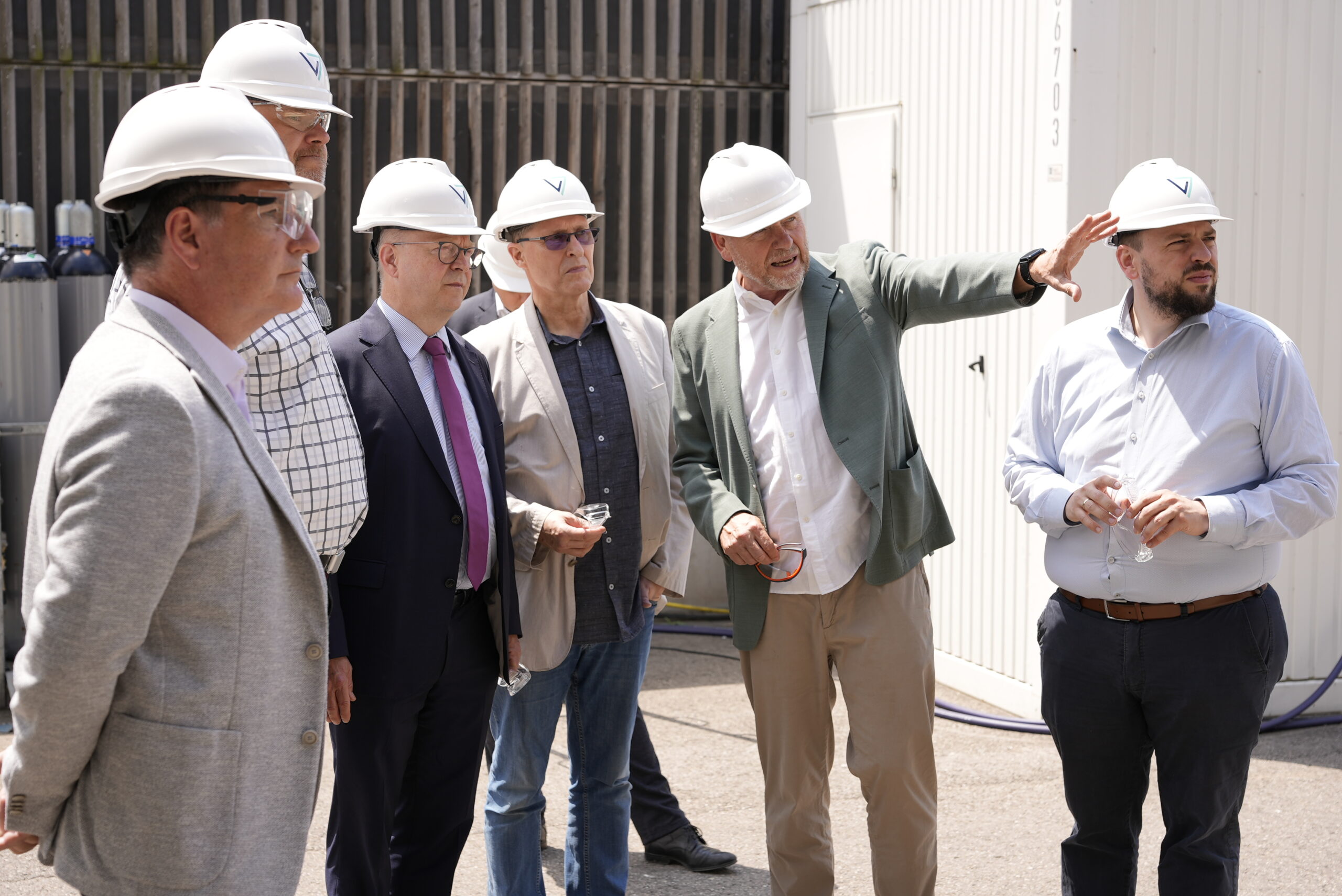 Michael Theurer visiting the geothermal plant in Insheim