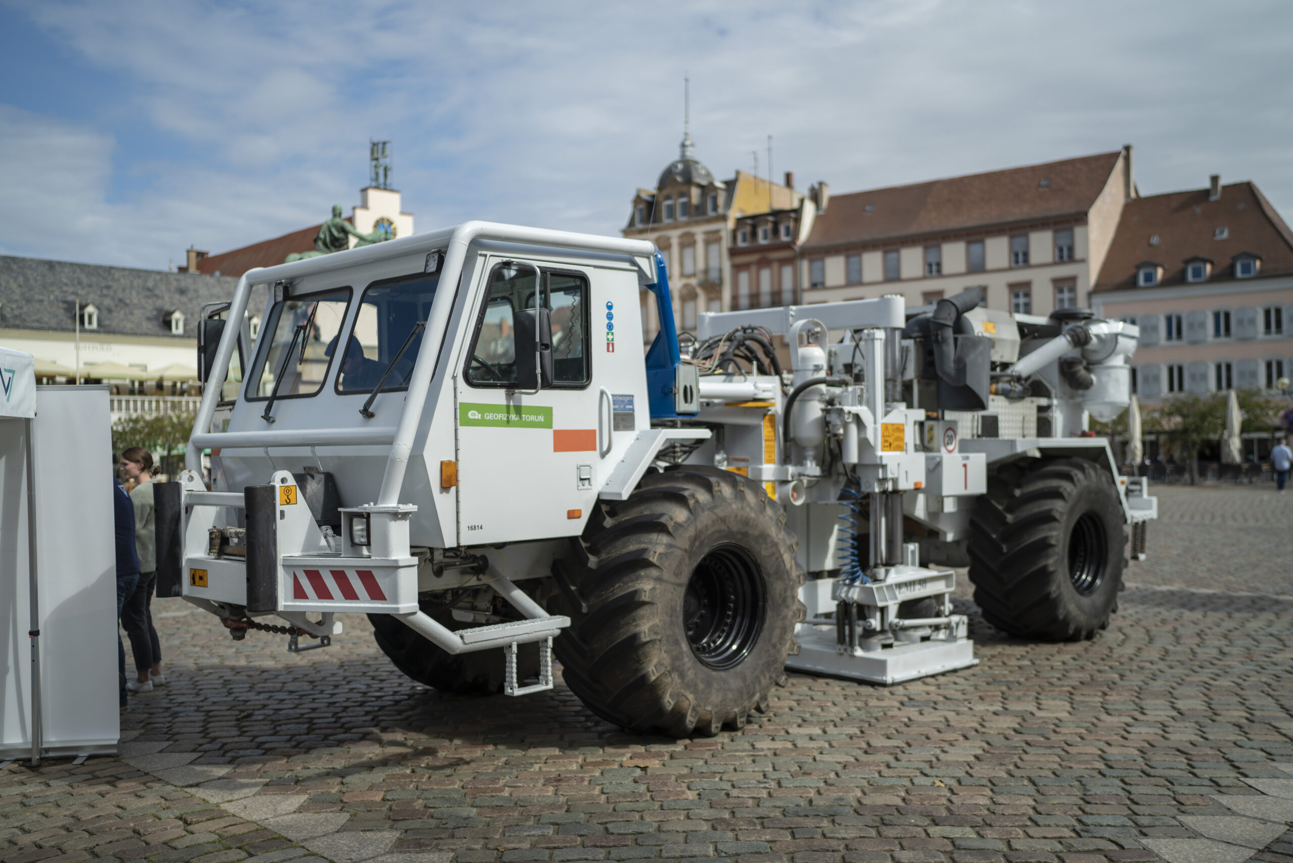 picture of vibro truck